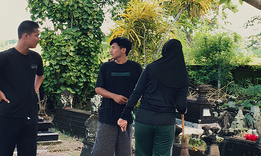 Gotong Royong Karang Taruna dalam Aksi Bersih Makam
