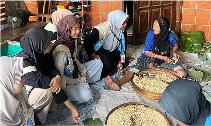 Kunjungan KKNT Alma Ata di UMKM Tempe Tradisional